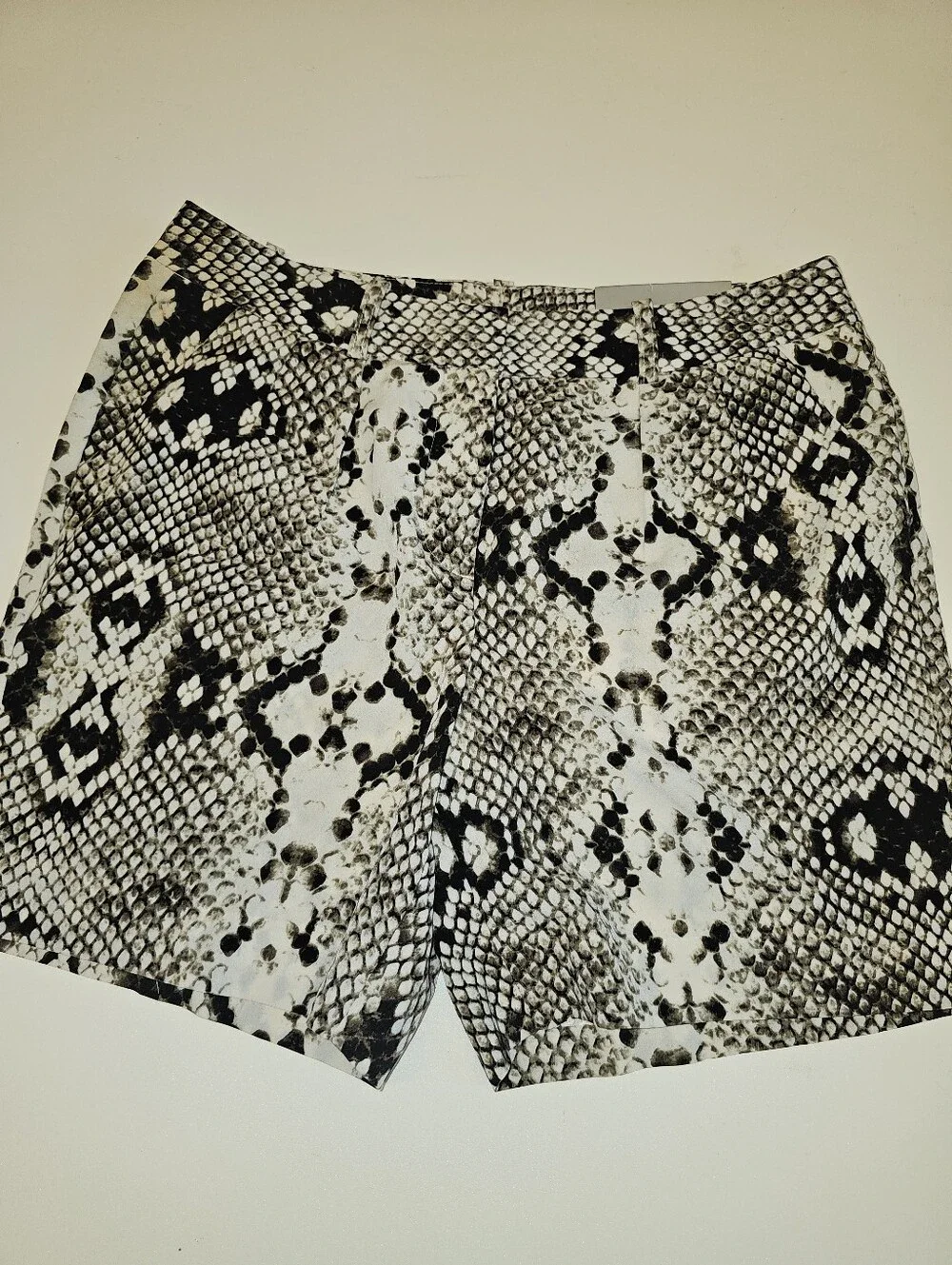 NWT | 4 | Worthington | Black White Snakeskin Print Tailored Bermuda Shorts